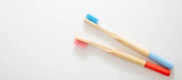 Розовые Голубые Бамбуковые Зубные Щетки Изолированы Белом Фоне Экологичность Нулевые — стоковое фото