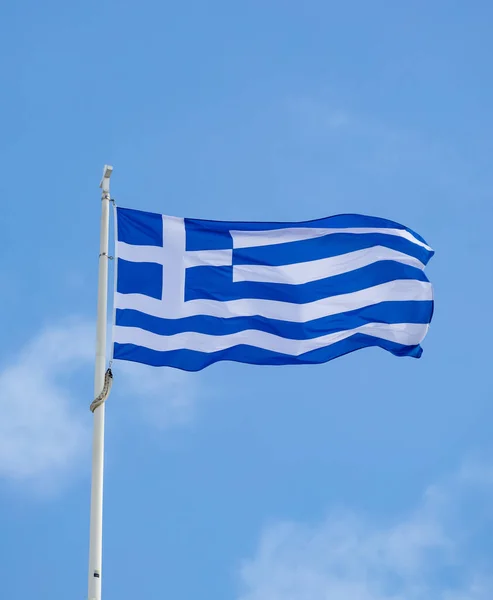 Bandeira Grega Acenando Pólo Contra Fundo Céu Azul Claro Espaço — Fotografia de Stock