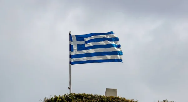 Grekiska Flaggan Viftar Stolpen Mot Blå Molnig Himmel Bakgrund Kopiera — Stockfoto