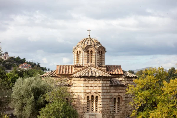 アテネ ギリシャのギリシャ正教会 ティシオ地区のアギオス アタナシオス教会上部 青空の背景 — ストック写真