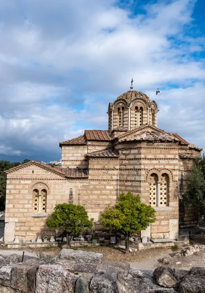 アテネ ギリシャのギリシャ正教会 ティシオ地区のアギオス アタナシオス教会上部 青空の背景 — ストック写真
