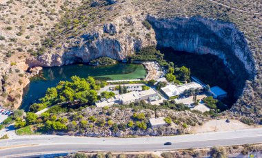 Vouliagmeni gölü saunası, hava aracı manzarası, iyileştirme yeteneği olan termal maden suyu, güneşli bir yaz günü. Atina Yunanistan.