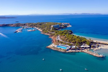 Atina Riviera, güney kıyısı, Yunanistan. Asteras Vouliagmeni lüks otel hava aracı manzaralı. Şeffaf turkuaz deniz suyu ve kumlu sahil, güneşli yaz günü..