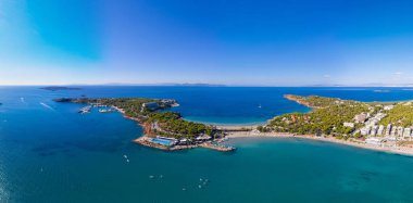 Atina Riviera, güney kıyısı, Yunanistan. Asteras Vouliagmeni lüks otel hava aracı manzaralı. Şeffaf turkuaz deniz suyu ve kumlu sahil, güneşli yaz günü..