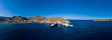 Yaz mevsimi Kea, Tzia Adası, Kiklad, Yunanistan. Akdeniz 'deki Korissia limanında demirli gemi ve teknelerin hava aracı görüntüsü.