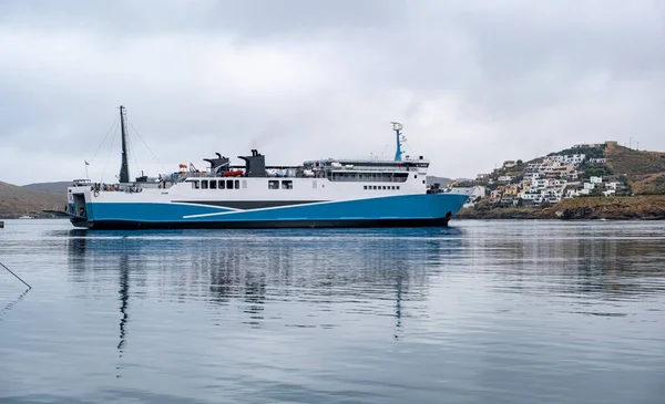 Destination Estivale Kea Île Tzia Cyclades Grèce Ferryboat Arrivant Port — Photo