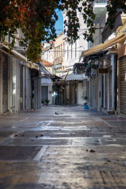 Atina, Yunanistan. 5 Aralık 2020. Dükkanlar kapalı, Plaka 'da boş bir cadde, şehir merkezi. Coronavirüs salgını kilitlendi
