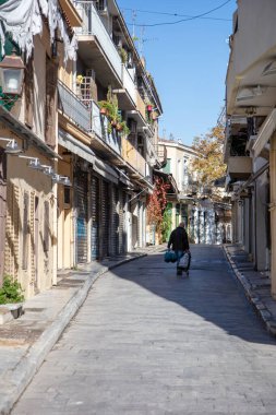 Atina, Yunanistan. 5 Aralık 2020. Dükkanlar boş Adrianou caddesinde, şehir merkezinde, Plaka 'da, Coronavirus salgınında kapatıldı.