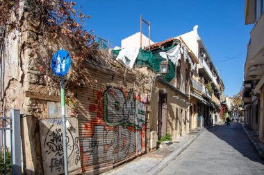 Atina, Yunanistan. 5 Aralık 2020. Dükkanlar boş Adrianou caddesinde, şehir merkezinde, Plaka 'da, Coronavirus salgınında kapatıldı.