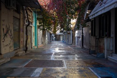 Atina, Yunanistan. 5 Aralık 2020. Dükkanlar kapalı, Plaka 'da boş bir cadde, şehir merkezi. Coronavirüs salgını kilitlendi