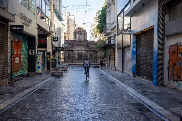 Centro Cidade Atenas Grécia Dezembro 2020 Motociclista Rua Ermou Vazia — Fotografia de Stock