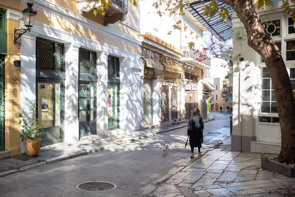 Athen Griechenland Dezember 2020 Frau Mit Hund Der Adrianou Straße — Stockfoto