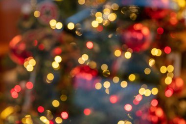 Noel ışıkları renkli bokeh arka plan. Bayram kutlaması etkinliği dekorasyonu. Mağaza vitrinindeki Xmas ağacı, camın arkasındaki bulanık görüntü