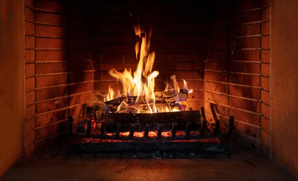 Kamin Gemütlich Warmer Kamin Feuer Brennt Baumstämme Brennen Backsteine Brennen — Stockfoto