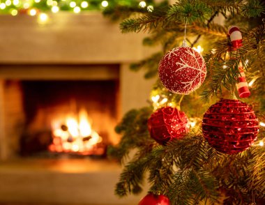 Noel ağacı, yanan şömine arka planı. Sıcak, rahat bir Noel tatili evi. Noel ziyafeti yakın plan, tebrik kartı şablonu, pankart