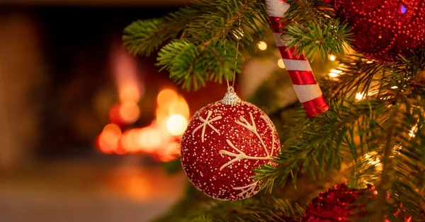 Árvore Natal Lareira Ardente Fundo Quente Aconchegante Natal Casa Férias — Fotografia de Stock