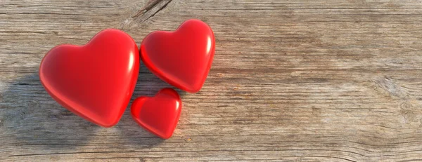 Τρεις Κόκκινες Καρδιές Διαφόρων Διαστάσεων Ξύλινο Φόντο Οικογενειακή Υγεία Ερωτική — Φωτογραφία Αρχείου