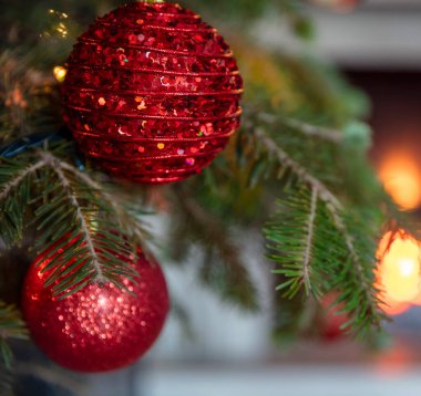 Noel ağacı, yanan şömine arka planı. Sıcak, rahat bir Noel tatili evi. Noel hediyesi, yakın plan, tebrik kartı şablonu