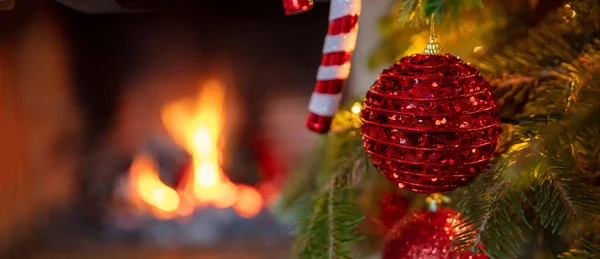 クリスマスツリー 暖炉の背景を燃焼 暖かい居心地の良いクリスマスの休日の家 クリスマスの泡の閉まり グリーティングカードテンプレート バナー — ストック写真