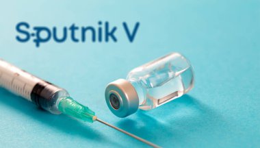 Atina, Yunanistan. 17 Aralık 2020. Mavi arka planda SPUTNIK V aşı logosu. Covid19 aşı şişesi ve şırınga, Coronavirus aşı konsepti