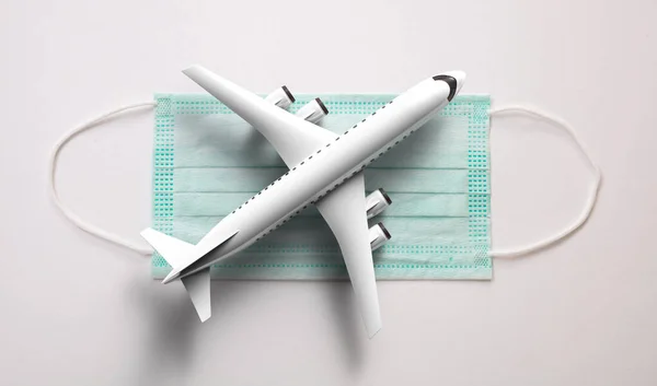 キャンセルされたフライト 飛行機は安全 コロナウイルスからの保護 白い背景に隔離されたCovid 19保護マスク上の面 観光輸送新しい通常 3Dイラスト — ストック写真
