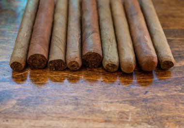 Ahşap bir masada purolar, yakın çekim manzarası. Küba kalite el yapımı puro çeşidi, tütün tüttürme lüks yaşam tarzı.