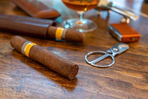 Zigarre Und Accessoires Auf Einem Schreibtisch Aus Holz Nahaufnahme Kubanische — Stockfoto