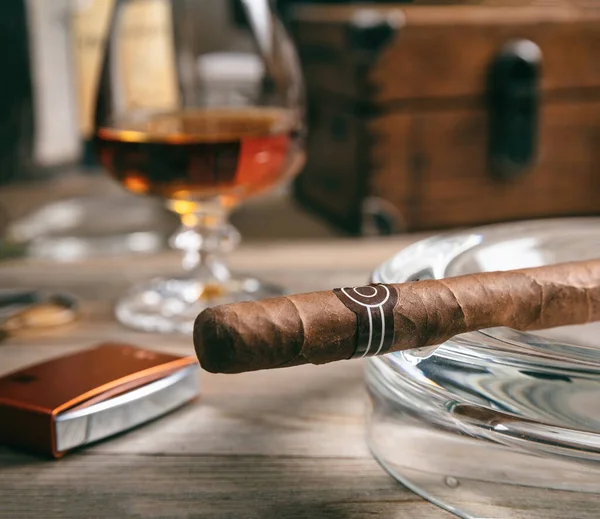 Tabak Und Alkohol Zigarre Und Brandy Auf Einem Holztisch Nahaufnahme — Stockfoto