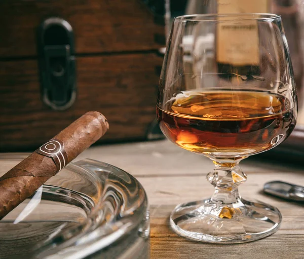 Zigarre Und Brandy Auf Einem Holztisch Nahaufnahme Tabak Und Alkohol — Stockfoto