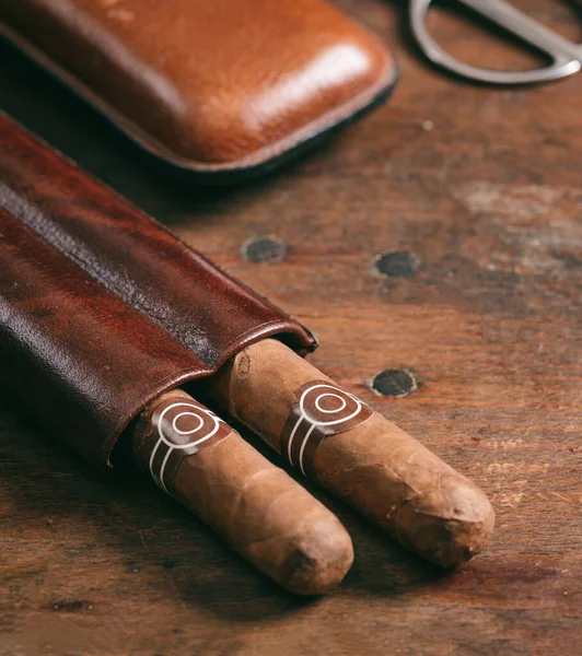 Ahşap bir masada purolar, yakın çekim manzarası. Deri bir çantada Küba kalite purolar, lüks yaşam tarzı içiyorlar.