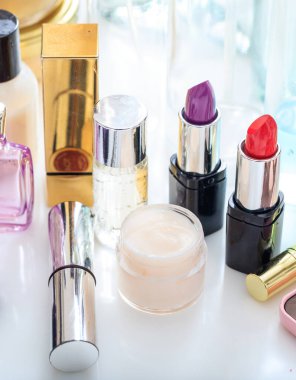 Beyaz arka planda makyaj malzemeleri. Kozmetik endüstrisi cilt bakımı, moda, güzellik ve kadınların korunması için lüks bir koleksiyon yaratıyor. Dikey, yakın görünüm.