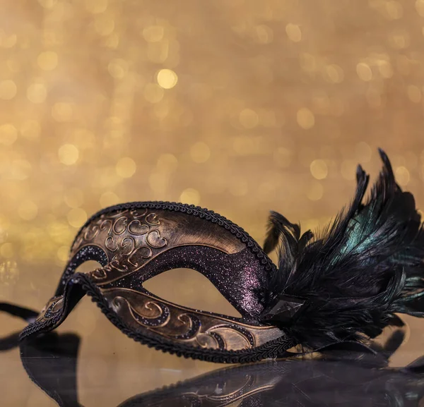 カーニバルマスクコンセプト 金色のボケの背景に羽を持つ装飾高級菜食主義者のマスク パーティー マジックショー オペラ フェスタ フェスティバルのための神秘的な仮面舞踏会 コピースペース — ストック写真