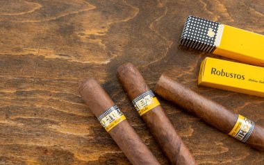 Atina Yunanistan, 29 Aralık 2020. Cohiba Puroları. Küba purosu markalı robusto ahşap ofis masasında, yakın çekimde.