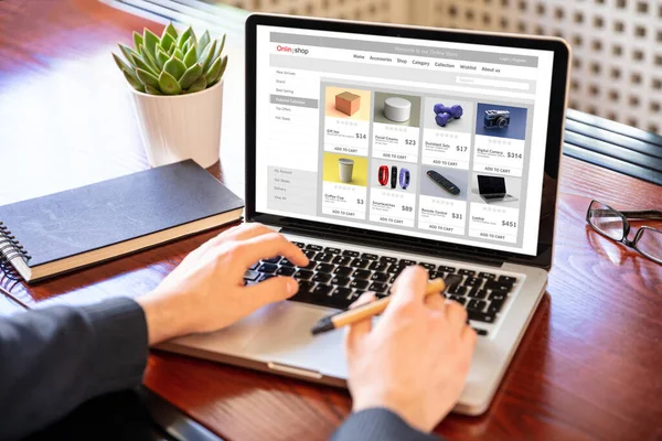 Çevrimiçi mağaza eshop web sitesi geliştiricisi, bilgisayarla çalışan adam, ekran üzerinde ekommerce web sayfası, ofis masası arka planı.