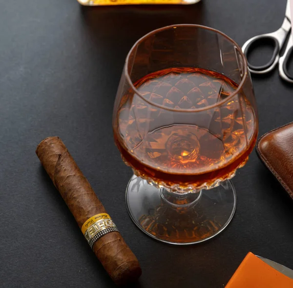 Athens December 2020 Cohiba Cigar 프리미엄 Robusto 담배와 알코올 브랜디와 — 스톡 사진