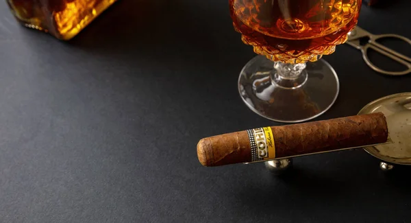 Athens December 2020 Cohiba Cigar Cuban 프리미엄 Robusto 알코올 브랜디 — 스톡 사진