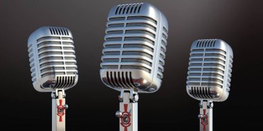 Üç gümüş retro mikrofon, siyah arka planda klasik metal mikrofon, yakın çekim görüntüsü. Canlı gösteri, müzik kaydı, eğlence konsepti. 3d illüstrasyon