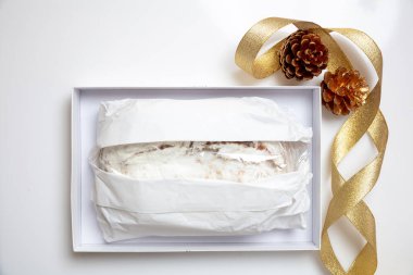 Christstollen Noel pastası beyaza izole edilmiş. Karton bir kutuda ve mevsimlik dekorasyonla sarılmış geleneksel Alman ekmeği. Dresden 'den Xmas hediyesi