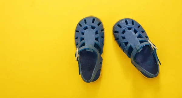 Babyschuhe Strandsandalen Blau Auf Gelbem Hintergrund Sommerferienschuhe Für Kinder Von — Stockfoto