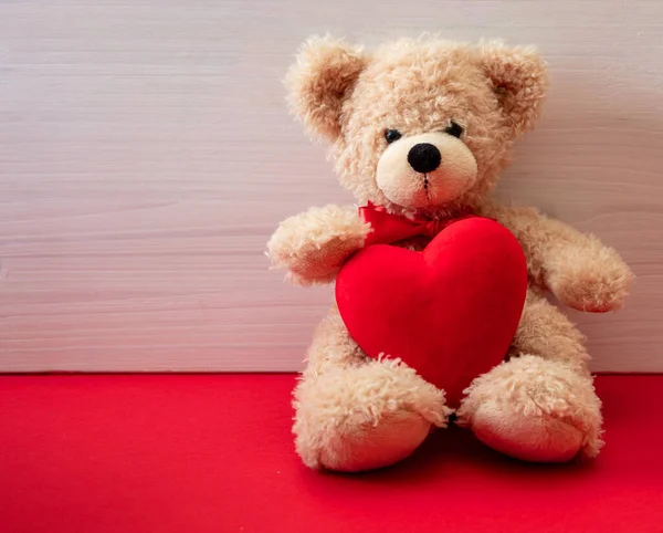 День Святого Валентина Медведь Тедди Держит Большое Сердце Сидя Красном — стоковое фото