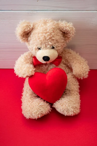 День Святого Валентина Медвежонок Одинокий Одинокий Держащий Большое Красное Сердце — стоковое фото
