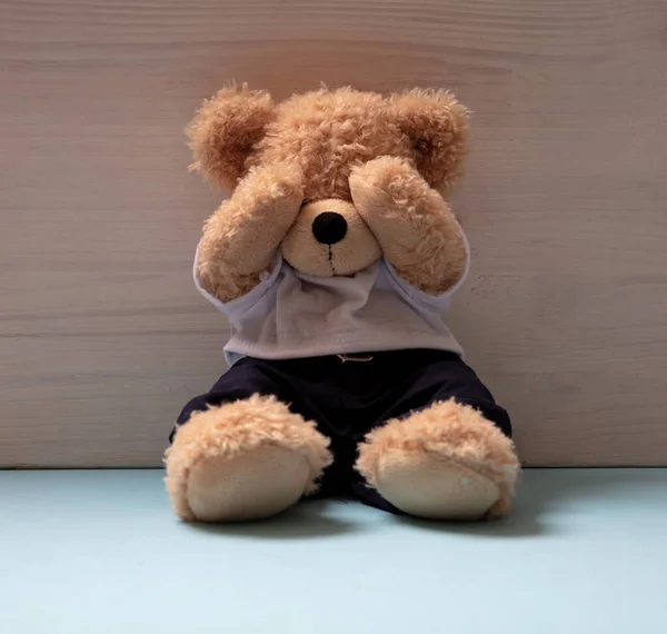 Teddybär Sitzt Allein Auf Blauem Boden Einem Leeren Kinderzimmer Verdeckt — Stockfoto