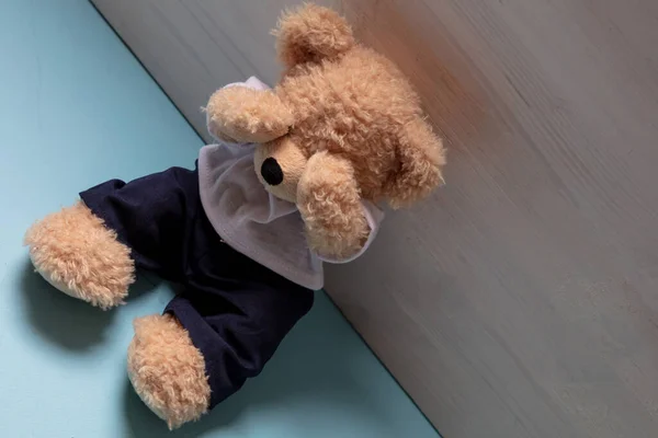 Teddy Beer Zit Alleen Blauwe Vloer Een Lege Kinderkamer Bedekt — Stockfoto