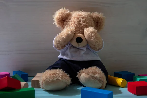 Kindermishandeling Concept Teddy Beer Bedekt Ogen Zittend Vloer Van Kinderkamer — Stockfoto