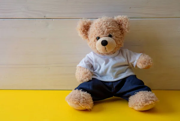 Teddy Bear Siedzi Pustym Pokoju Żółty Kolor Podłogi Białe Drewniane — Zdjęcie stockowe