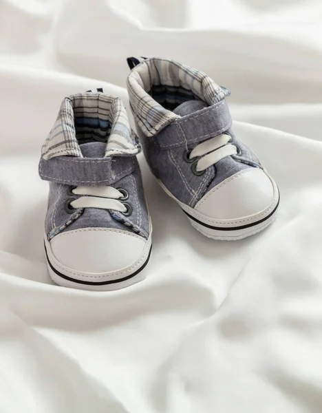 Taufe Babytaufe Junge Booties Auf Weißem Satinhintergrund Säuglingsweiche Männerschuhe Neugeborenes — Stockfoto