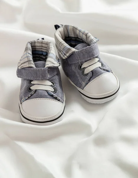 Doop Baby Doopconcept Baby Boy Laarsjes Witte Satijnen Achtergrond Baby — Stockfoto