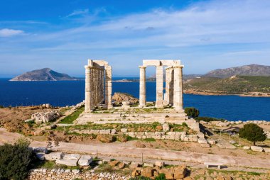 Yunanistan Burnu Sounio, Poseidon Tapınağı insansız hava aracı manzaralı. Antik Yunan tapınağının kalıntılarının arkeolojik alanı, Atina Attica. Mavi gökyüzü ve deniz arka planı, güneşli bir gün.