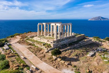 Cape Sounio, Yunanistan. Poseidon tapınağı hava aracı görüntüsü. Antik Yunan arkeolojik sahası Atina Attica 'daki bir tepede harabe oluşturuyor. Bulutlu mavi gökyüzü, arka grund, güneşli gün