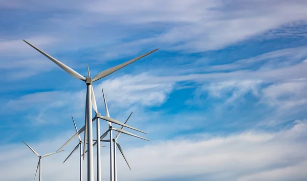 Windräder Vor Blauem Wolkenverhangenem Himmel Windpark Drohnenblick Aus Der Luft — Stockfoto